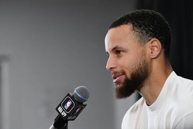 背后是年复 背后是年复